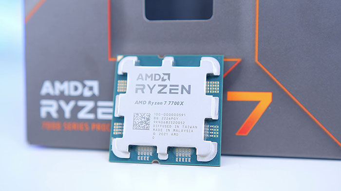 AMD Ryzen 7 7700X on box