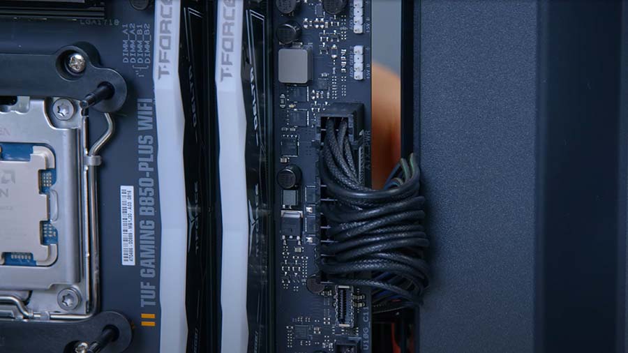 MPI_APNX C1 + ASUS 9070 XT Motherboard Power Plugged In