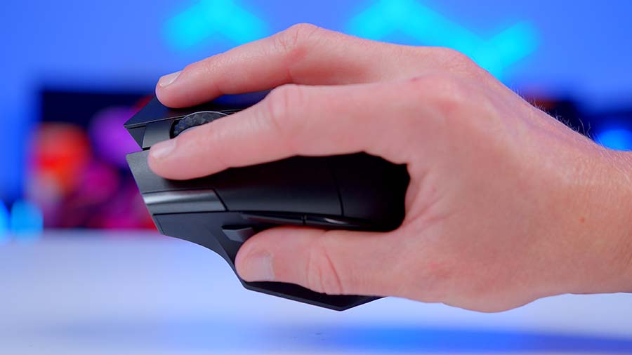MPI_MSI VERSA PRO Wireless in Hand