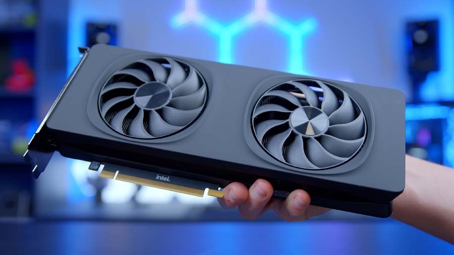 Intel Arc B580 in hands fans